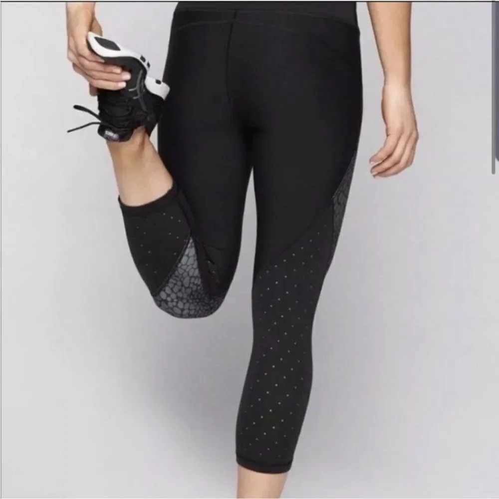 Athleta Crocodile Stealth TruCool Capri Leggings Small - Picture 4 of 16